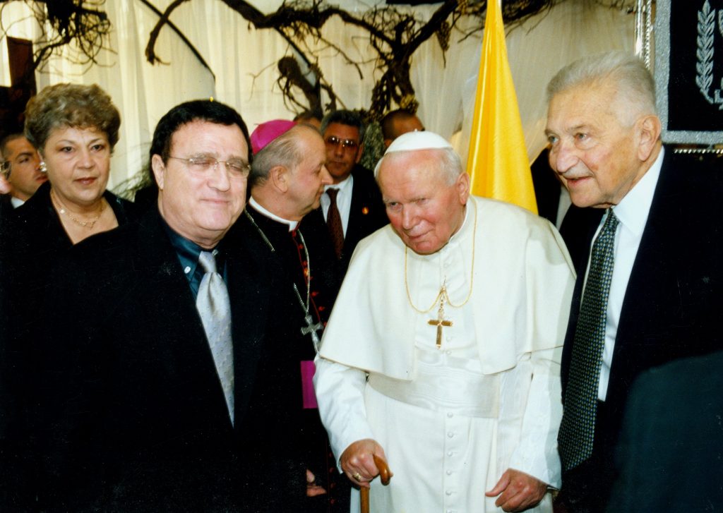 Yehoram Gaon con el Papa Juan Pablo II y el presidente Ezer Weizmann